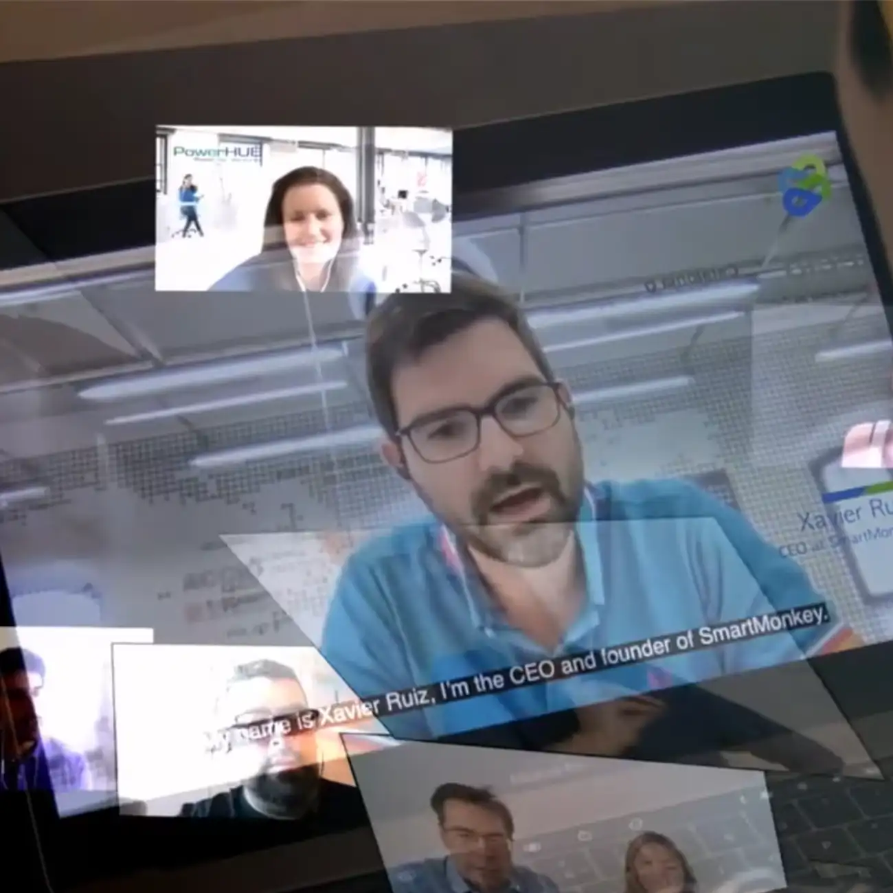 Fotograma del video donde se muestra a un hombre en una teleconferencia con otras personas que se muestran como pequeñas pantallas a su alrededor