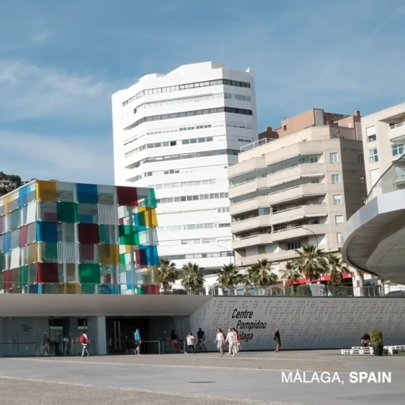 Captura del video, se muestra el edificio Pompidou de Málaga